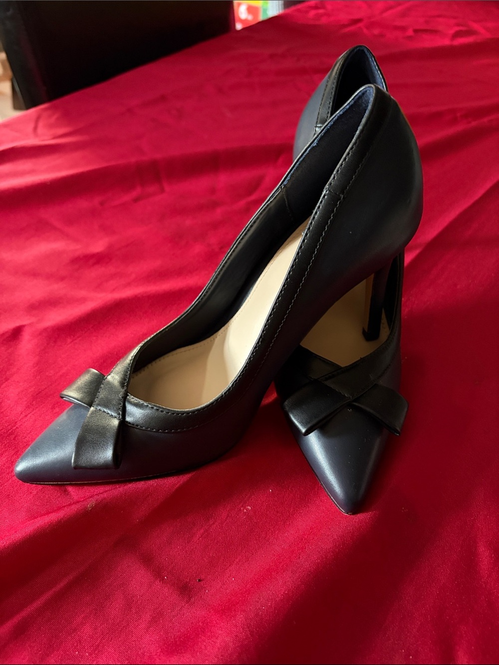 Classic Black Pointed-Toe Pumps with Knot Detail